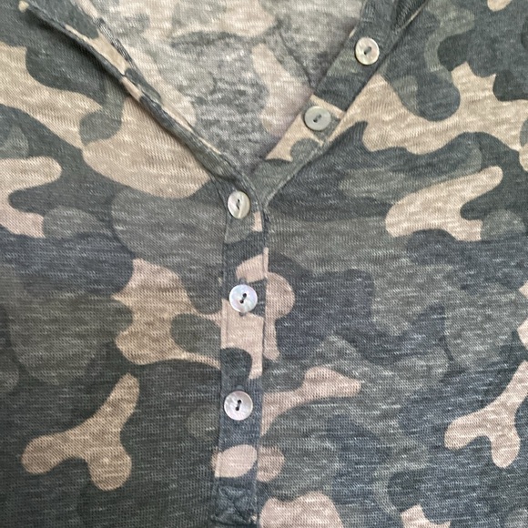 Nicole Miller Linen Camo Top - Picture 3 of 8